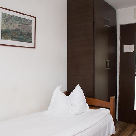 Hostel Bella Italia Brăila Exteriör bild