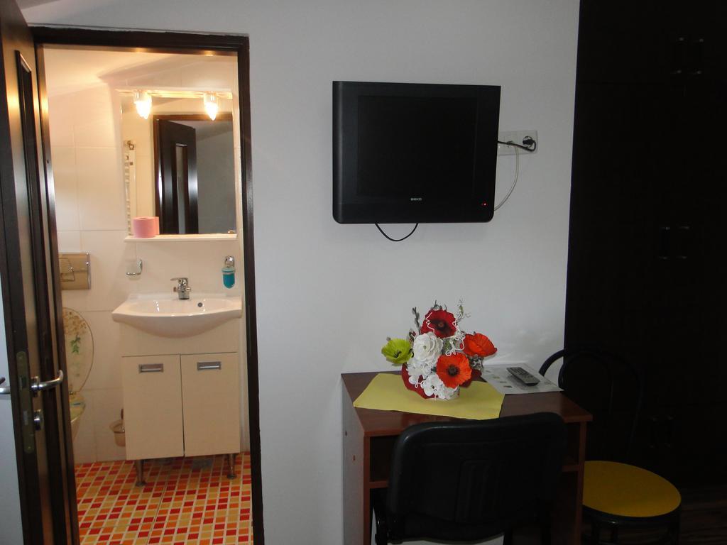 Hostel Bella Italia Brăila Exteriör bild