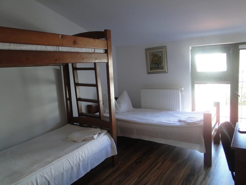 Hostel Bella Italia Brăila Exteriör bild