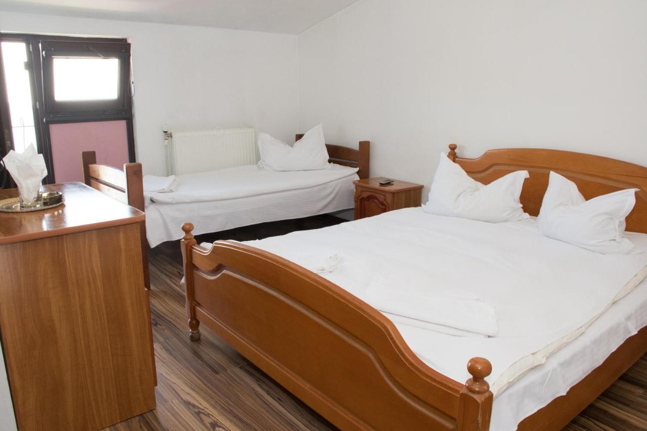 Hostel Bella Italia Brăila Exteriör bild
